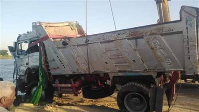 انتشال سيارة نقل سقطت من معدية نيلية في بني سويف 