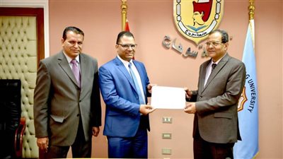 رئيس جامعة سوهاج يكرم مدربي مبادرة العمل الحر