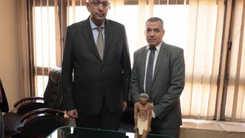 تسليم القطع الاثرية