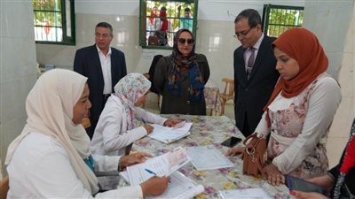 رئيس جامعة سوهاج يتابع التسكين الورقي للطالبات القدامى بالمدن الجامعية 