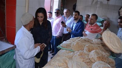 نائب محافظ البحيرة تتفقد المخابز البلدية وسيارات السلع الغذائية بقرى دمنهور