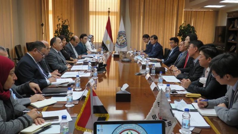 وزير المالية خلال