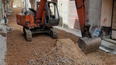 تطوير وتنمية المدينة الساحرة.. بدء أعمال الرصف بمنطقة حي السلام بمدينة رشيد