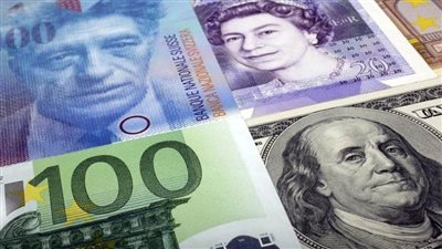 الجنيه الإسترليني ينخفضُ مقابل الدولار الأمريكي واليورو الأوروبي
