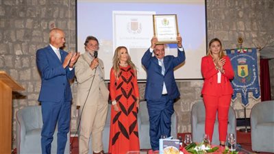 زاهي حواس يحصل على جائزة رجل العام من إيطاليا