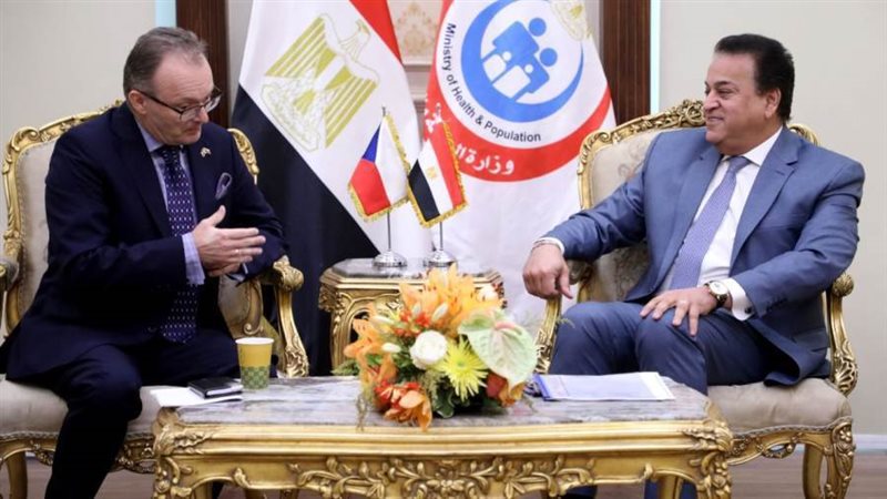 وزير الصحة وسفير