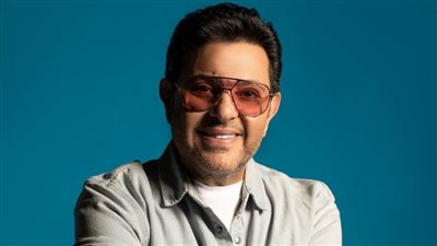 أحترم زوجتي.. هاني شاكر يرد بغضب على انتقاد قبلات المعجبة السورية 