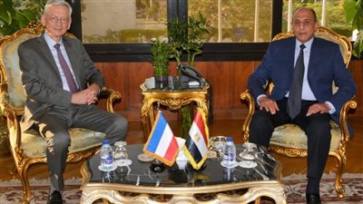 وزير الطيران يلتقي السفير الفرنسي لبحث التعاون لزيادة الرحلات السياحية لمصر 