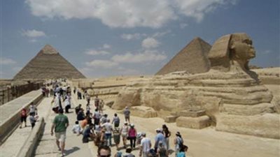 الداخلية تضبط بائعا لمضايقته أحد السائحين وزوجته بالمنطقة الأثرية بالهرم