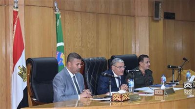 محافظ المنيا يناقش خطة المحافظة الشاملة استعدادًا لموسم الشتاء القادم