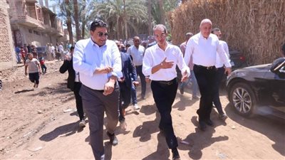 وزير الاتصالات يتفقد أعمال مد كابلات الألياف الضوئية بقرية الحلة في محافظة قنا