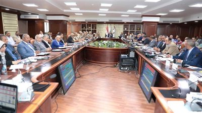 محافظ بني سويف يواصل مناقشة مجابهة الأزمات والكوارث