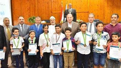 محافظ أسيوط يسلم الطلاب الفائزين شهادات وميداليات اجتياز المسابقات الدولية