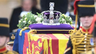 وصول نعش الملكة إليزابيث الثانية إلى مثواها الأخير بكنيسة سانت جورج