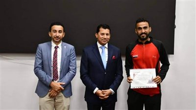 صبحي يُكرم لاعبي المنتخب الوطني لرجال البادل بعد التأهل لنهائيات بطولة العالم