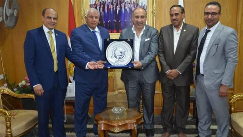 اهداء درع النقابة