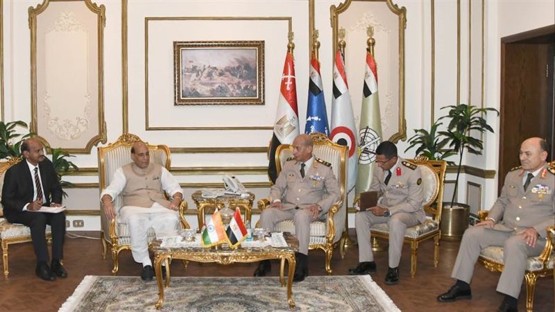 وزير الدفاع خلال