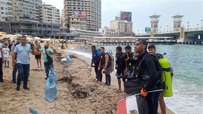 وزارة البيئة تشارك بحملة تنظيف قاع البحر بشاطئ ستانلي بالإسكندرية