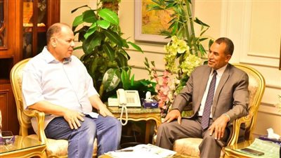 محافظ أسيوط يستقبل والد الشهيد البطل النقيب 