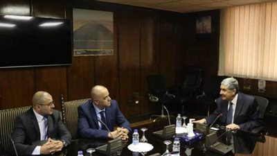  وزير الكهرباء يبحث مع مسؤولي 