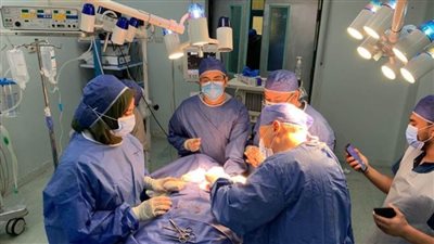 فريق طبي ينجح في استئصال ورم بالحنجرة الخلفية للمخ لطفلة بسوهاج (صور)