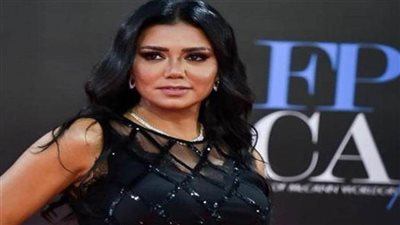 رانيا يوسف تبدي اندهاشها  من الشروط التي وضعها حسين فهمي لأزياء مهرجان القاهرة