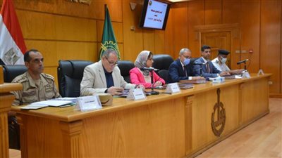 تفعيل غرف عمليات لتلقي الشكاوى ومراجعة مخزون السلع وتجهيز المدارس