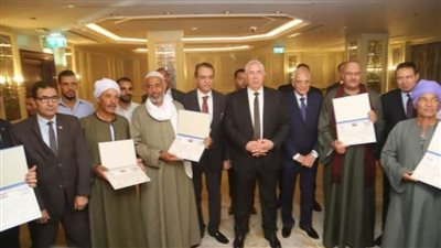 وزير الزراعة يكرم المزارع عبد ربه فتحي بمركز باريس