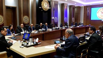 رئيس الوزراء يتابع مع وزير قطاع الأعمال العام عددا من ملفات العمل