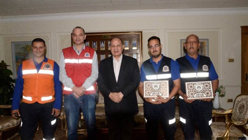 محافظ أسيوط يكرم