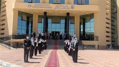 رئيس جامعة العريش يعرض البرامج المميزة بالجامعة     