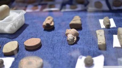 مواطن مصري يهدي مجموعة من القطع الأثرية كانت بحوزته للمجلس الأعلى للآثار