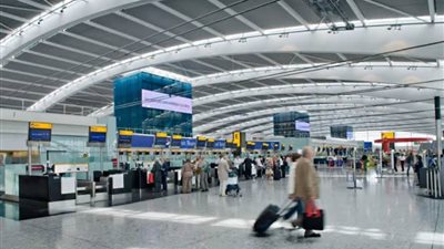 حكومات أوروبية تقاوم العودة لقواعد ما قبل جائحة كورونا بالمطارات