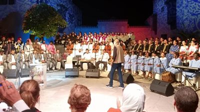 تجلي الجمهور مع الفنان انتصار عبد الفتاح في احتفالية «هنا نصلي معا» بمجمع الأديان