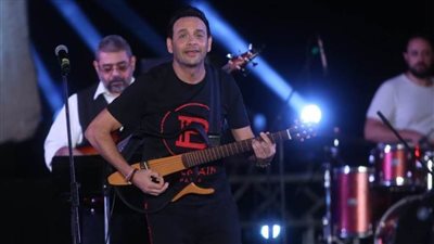 مصطفى قمر يحتفل مع 4 آلاف مشاهد بعيد ميلاده.. والجمهور يستمتع بنسمة موسيقية