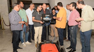 محافظ أسيوط يشهد تدريب العاملين على أجهزة كشف المرافق والرادار الأرضي 