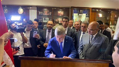 توماس باخ يوقع في سجل زوار المتحف الأولمبي المصري