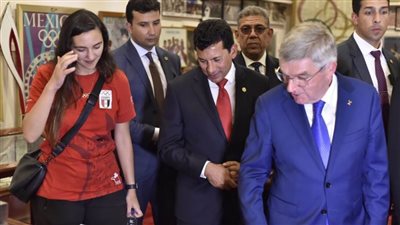 وزير الرياضة وتوماس باخ يتفقدان متحف اللجنة الأولمبية المصرية