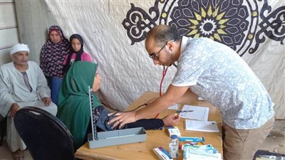 حياة كريمة.. الكشف على 300 مواطن في قافلة طبية مجانية بقرية الجزارين بالبحيرة
