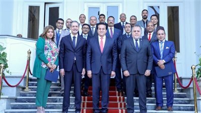 وزير الصحة يكرم القافلة الطبية المصرية بالسودان