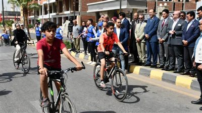 وزير الشباب ومحافظ بني سويف يطلقان شارة البدء لماراثون الدراجات
