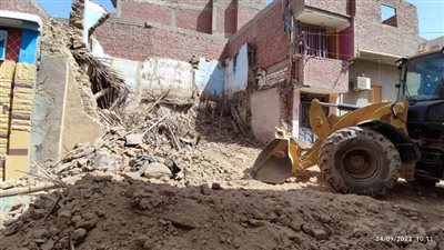 إزالة منزل آيل للسقوط يشكل خطرًا داهمًا بواحة الخارجة