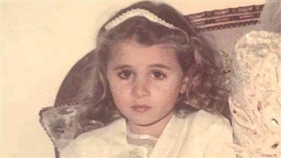 ممثلة تكشف عن صورة من طفولتها.. فمن تكون؟