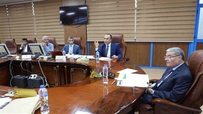 محافظ المنيا يرأَس أعمال اللجنة التنفيذية لدراسة المشروعات المتقدمة للمبادرة الوطنية للمشروعات الخضراء الذكية