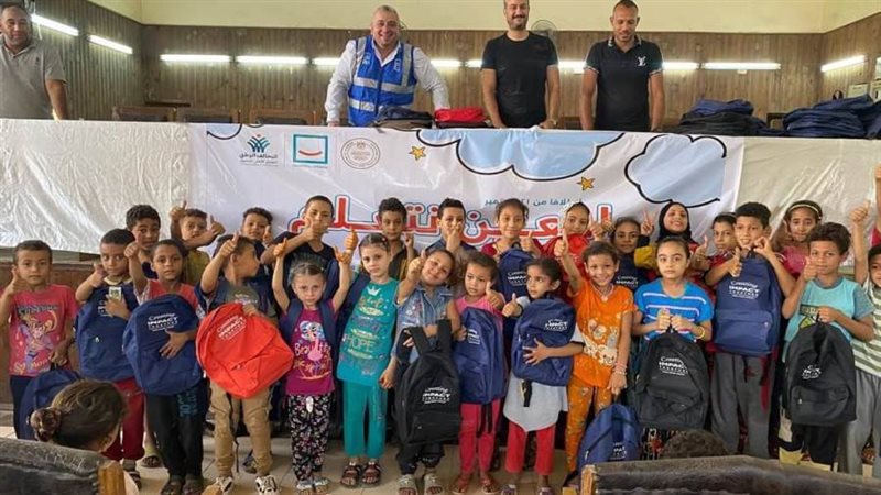 تسليم حقائب للطلاب