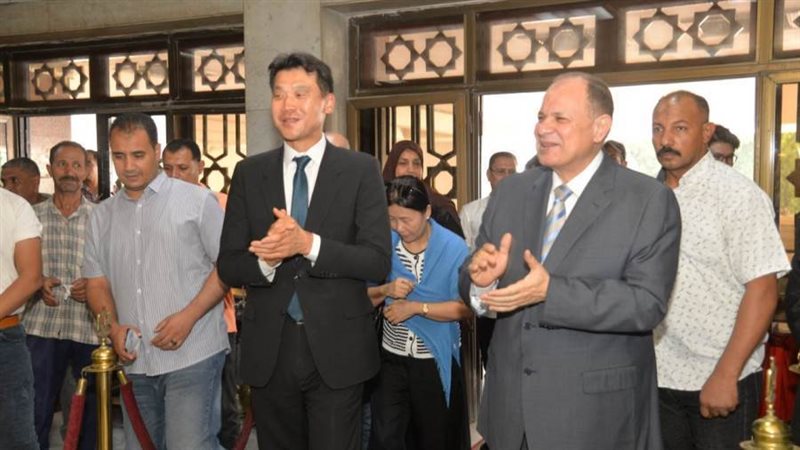 محافظ أسيوط يستقبل