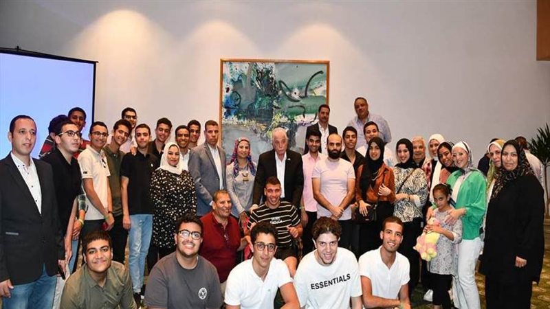 صورة تذكارية مع محافظ