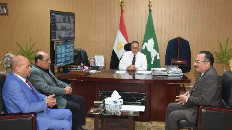 محافظ الشرقية خلال