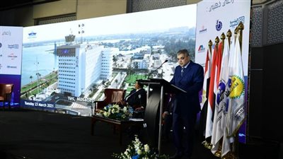 الفريق أسامة ربيع يستعرض استراتيجية قناة السويس في إدارة تحديات النقل البحري