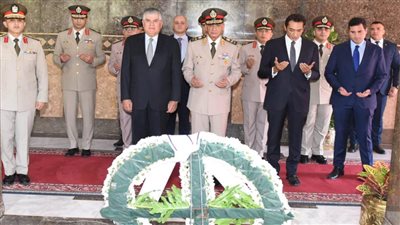 بالفيديو.. وزير الدفاع يضع إكليلا من الزهور على ضريح عبدالناصر ويلتقى أسرته
